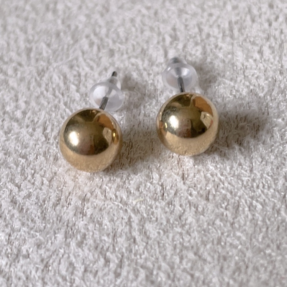 Round gold studs